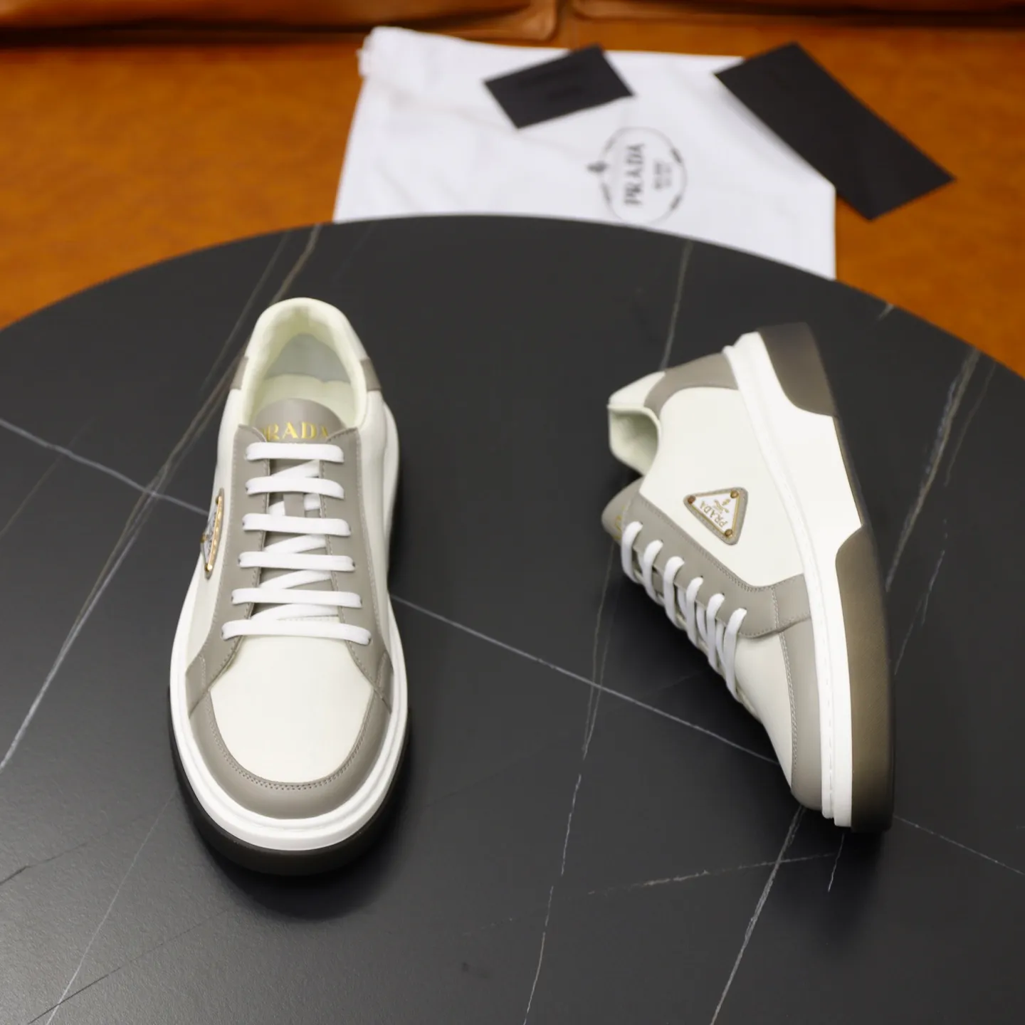 Factory price: 720💰Top original order Brand: PRADA (Prada) Standard code: Men's size 38/44 (45 can be customized) Grade: Same as the official website Material: Original cowhide stitching imported cowhide lining Original combination two-color wear-resistant soft outsole Style category: Leisure and sports version Young fashion European and American trend British style Color: Actual picture color